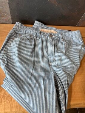 Soft Surroundings blue/white stripe capri jeans, cotton/2%spandex, 10 EUC